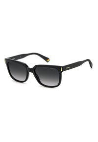 Ochelari de soare supradimensionați negri, cu finisaj mat, lentile întunecate cu gradient, accente aurii și un detaliu cu logo multicolor pe braț.