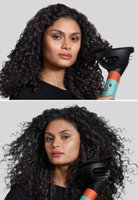 Kvinde med langt krøllet hår, der bruger en sort og teal hårdiffuser ved en hårtørrer mod en ensfarvet grå baggrund.
