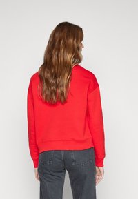 Tommy Jeans BADGE CREW EXT - Mikina - deep crimson
