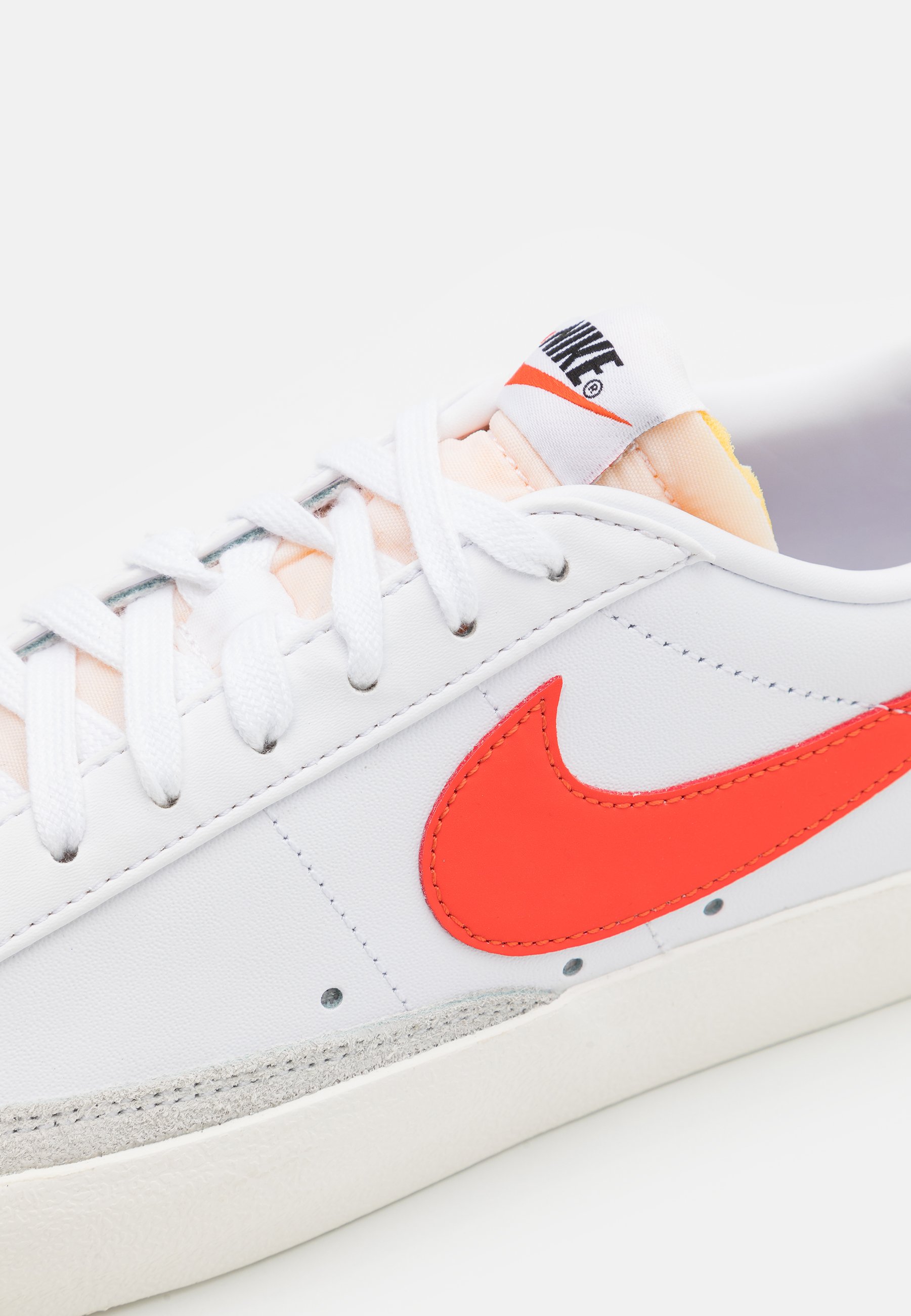 Nike Sportswear BLAZER LOW '77 VNTG UNISEX - Sneakers laag - white/team  orange/sail/wit - Zalando.nl