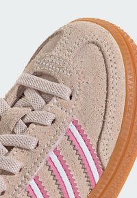 adidas Originals HANDBALL SPEZIAL UNISEX - Lauflernschuh - woner quartz   cloud white   rose tone