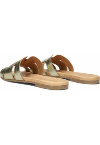 Gouden metallic schuiflopen met gekruiste banden, platte zool en een getextureerde voetbed. Open achterkant en voorkant voor gemakkelijk aan- en uitrekken.