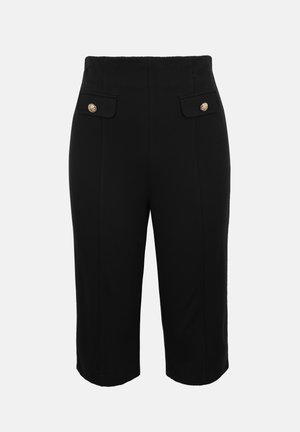 Zwarte, hoogtaille, knie-lange, op maat gemaakte shorts met klepzakken aan de voorkant, bevestigd met gouden decoratieve knopen.