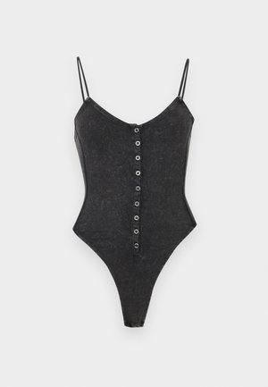 Body en maille noire côtelée avec fines bretelles et une rangée avant de petits boutons noirs, étalé à plat sur un fond blanc.