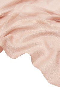 Miękka, przezroczysta różowa tkanina z delikatnymi metalicznymi nitkami, tworzącymi migotliwy efekt i łagodne fałdy.
