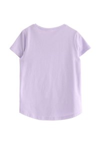 Kortärmad t-shirt i mjuk lavendelfärgad bomull, med rund halsringning och böjd fåll, samt minimal sömdetalj på baksidan.
