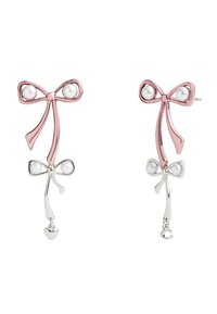 Rosa och silverörhängen formade som rosetter, med pärlaccenter och ett hängande silverhjärta. Tillverkade av metall med glansig yta.