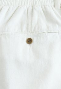 Next REGULAR FIT  - Pantaloni scurți - white