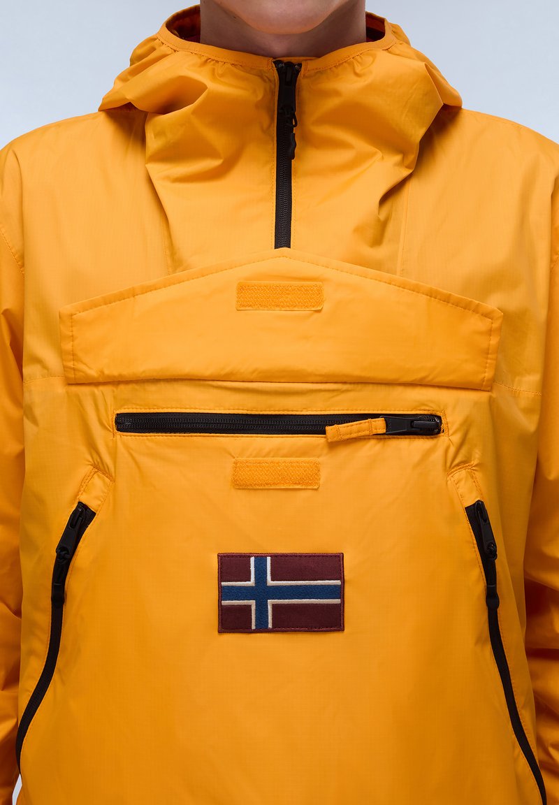 Gelbe wasserdichte Jacke mit einem Halb-Reißverschluss-Design, ausgestattet mit einer aufgesetzten Tasche, schwarzen Reißverschlussakzenten und einem dekorativen Norwegen-Flaggen-Patch.