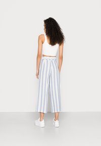 ONLY ONLCARO BLEND BELT CULOTTE  - Calças - cloud dancer gray