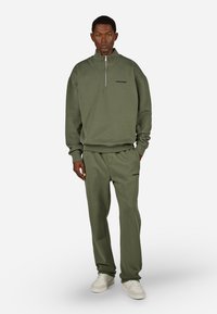 Pegador LOGO  - Ikdienas džemperis - washed faded olive black