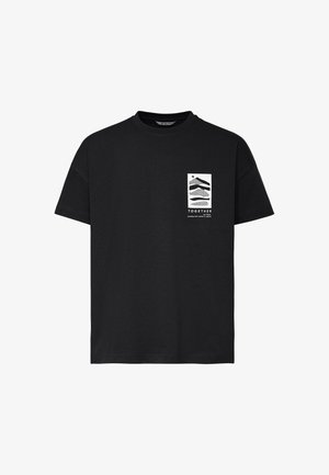 Zwart T-shirt met korte mouwen en een kleine witte rechthoekige print met abstracte bergvormen en het woord "TOGETHER" op de borst.
