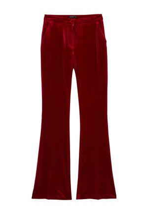 Rote samtige Schlaghose mit glatter Textur, zwei frontalen Taschen, Gürtelschlaufen und einem Knopfverschluss am Bund.