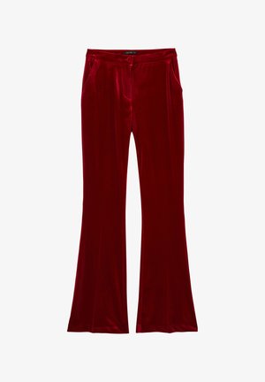 Rote samtige Schlaghose mit glatter Textur, zwei frontalen Taschen, Gürtelschlaufen und einem Knopfverschluss am Bund.