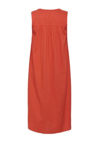 Ärmelloses oranges Kleid, midi-länge, mit Falten an der Rückseite und einem runden Ausschnitt. Hergestellt aus leichtem Stoff, ohne sichtbare Muster.