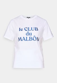 Weißes Baumwoll-T-Shirt mit kurzen Ärmeln. Mit blauem, gesticktem Text "le CLUB du MALBÔN." Klassisches Rundhalsdesign.