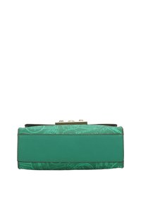 Borsa rettangolare verde con un design textured e motivi mappe, un pannello liscio sul fondo e una chiusura metallica in cima.