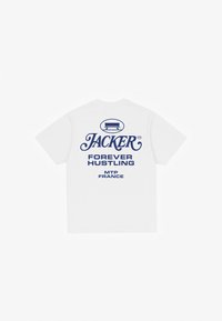 Hvit t-skjorte med blå grafisk tekst på baksiden. Står "JACKER", "FOREVER HUSTLING" og "MTP FRANCE." Rund hals, korte ermer.