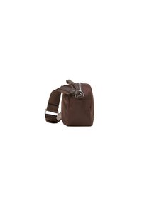 Borsa marrone con zip, di forma rettangolare, realizzata in tessuto liscio. Presenta una tracolla intrecciata e un accento in metallo argentato.