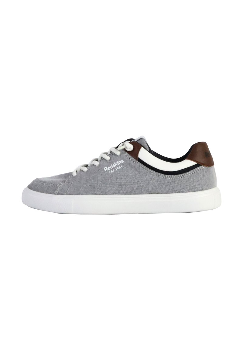 Sneaker in tessuto grigio con suola in gomma bianca, accentuazione del tallone in pelle marrone e fodera interna nera. Presenta lacci bianchi e dettagli con logo.