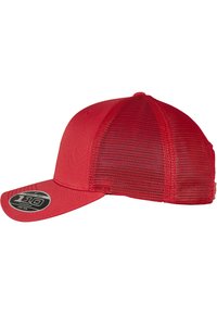 Rød baseballkasket med et solidt frontpanel og mesh-bagpanel. Har en buet skygge og et cirkulært brandmærke på fronten.