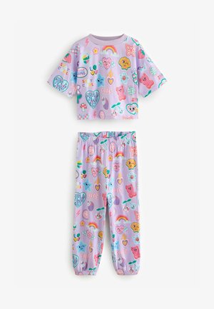 Dviejių dalių laisvalaikio rinkinys, kuriame yra trumpa palaidinė ir elastinės juostos kelnės, levandų spalvos, papuoštas spalvingais animacinių filmų grafikais ir raštais.