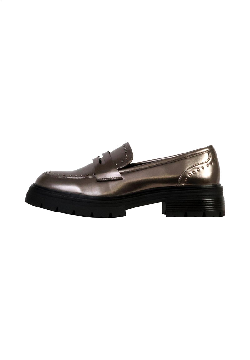 Mocassino in pelle marrone metallico con una fascia decorativa e borchie, dotato di una suola nera spessa e tassellata e una punta arrotondata.