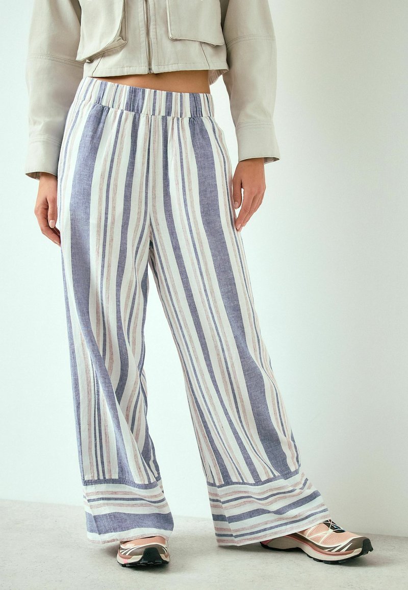 Gestreifte Hose mit weitem Bein in Blau, Weiß und Pink, aus elastischem Stoff mit einem elastischen Bund. Verfügt über ein fließendes Design und eine lockere Passform.