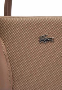 Lacoste MAIN DAILY CITY - Sac à main - taupe