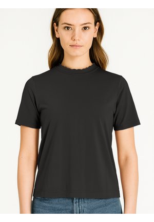 Schwarzes T-Shirt mit kurzen Ärmeln und einem gewellten Ausschnitt, aus glattem Stoff gefertigt, mit lockerer Passform und schlichter Gestaltung.