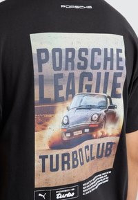 Sort bomulds t-shirt med et grafisk print af en vintage bil, med teksten "Porsche League Turbo Club" i fed, slidt skrifttype.