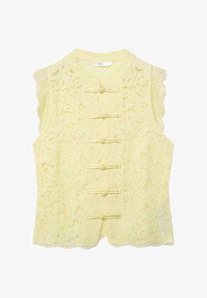 Ærmeløs lysegul bluse i blonder med rund krave og seks horisontale satin knyttede knapper foran.