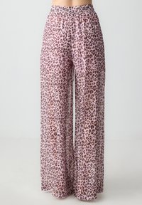 Pantalons en imprimé léopard rose transparent avec une taille élastique, présentant un design à jambes larges et une texture légère et fluide.