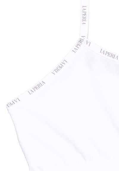Camisola branca de alças finas, com uma impressão de logótipo subtil ao longo da gola. Textura suave, design simples e silhueta ajustada.