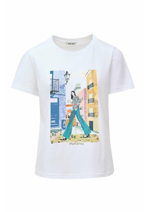 T-shirt en coton blanc portant une illustration colorée d'une scène urbaine avec le texte "LISBOA" et une silhouette en pantalon bleu marchant.