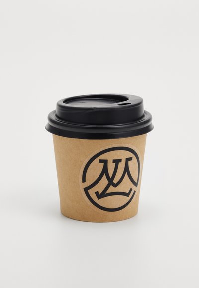 Cana de cafea din hârtie maro cu un capac negru, având un design circular negru pe latură. Textură netedă, formă standard de unică folosință.