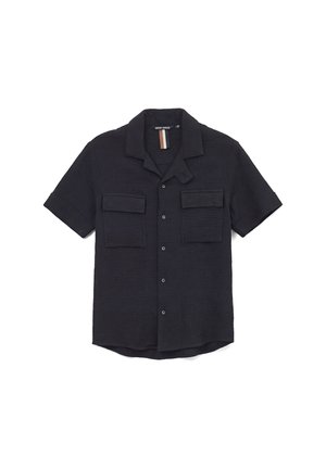 Camicia nera a maniche corte con bottoni, con due grandi tasche frontali con pattina e collo alla camp, posata distesa su uno sfondo bianco.