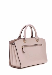 Bolso de mano de cuero beige con dos asas, herrajes dorados y un bolsillo con cremallera en la parte delantera. Presenta una forma estructurada y bordes oscuros en contraste.