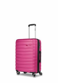 Maleta rígida rosa con acentos negros, patrón texturizado en zigzag, mango extensible y cuatro ruedas giratorias para facilitar el transporte.