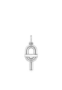 Colgante de plata con un diseño en bucle y una barra vertical. Textura suave y pulida con una apariencia ligera. Estilo minimalista.