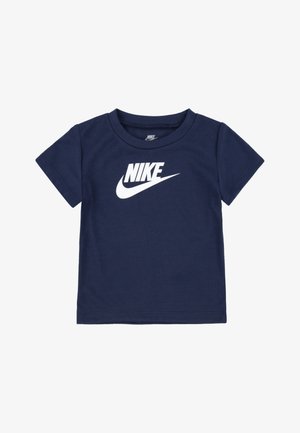 Mörkblå bomulls-t-shirt med korta ärmar, som har en stor vit "NIKE"-logotyp och en böjd swoosh-design tryckt på framsidan.