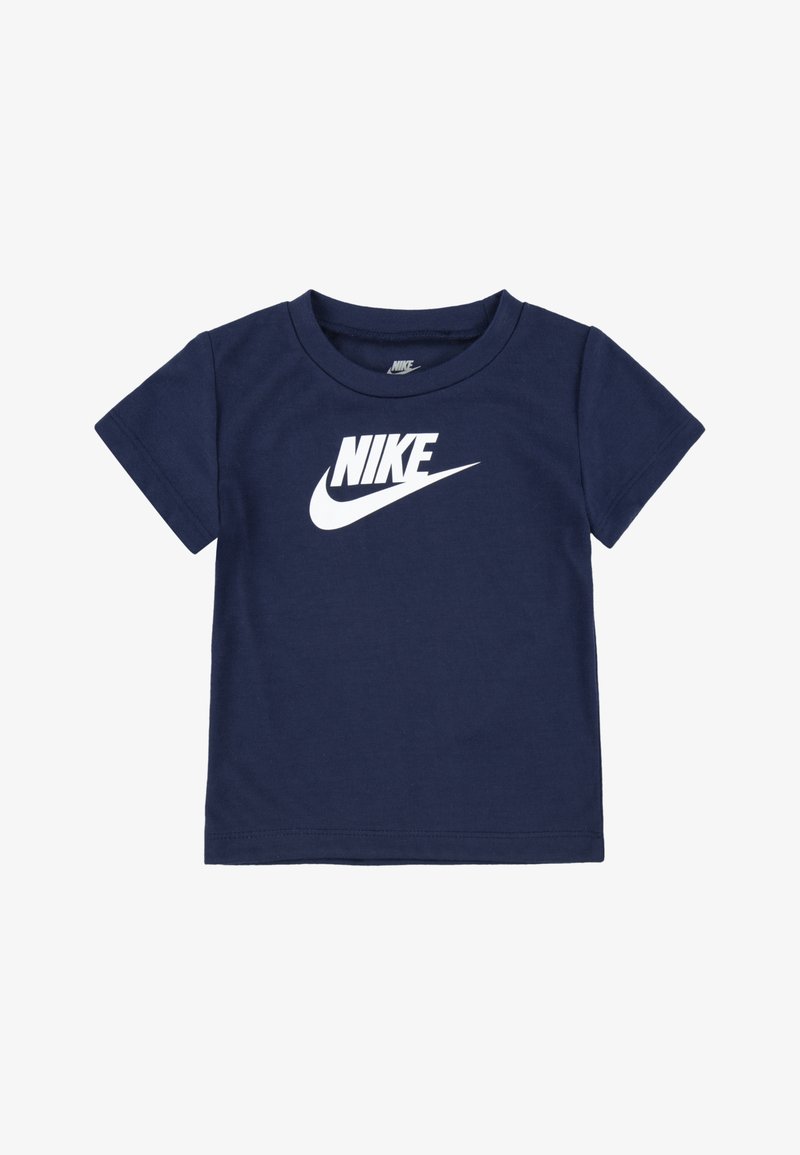 Tricou de bumbac bleumarin cu mâneci scurte, cu un logo mare alb „NIKE” și un design curbat cu swoosh imprimat pe partea din față.