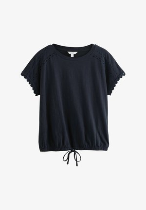 Maglietta blu navy a maniche corte con dettagli scallop, orlo elastico arricciato e coulisse. Tessuto morbido con dettagli a occhio di pernice sulle spalle.