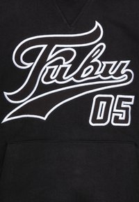 Sudadera negra con bordado blanco en negrita. Presenta un diseño de cuello en V, un prominente logo de "Fubu" y el número "05" debajo del logo.