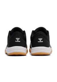 Schwarze Sportschuhe mit Mesh-Obermaterial, Gummilaufsohle, weißen Akzenten und Logo. Abgerundete Ferse mit strukturiertem Detail, entworfen für Komfort und Unterstützung.