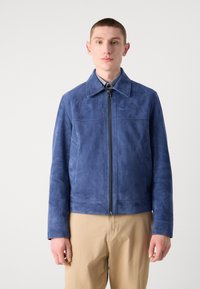 Δερμάτινο μπουφάν σε απαλή μπλε απόχρωση με φερμουάρ, κομμένο γιακά, μπροστινές τσέπες και μακριά μανίκια; λείο υφή και στενή εφαρμογή.