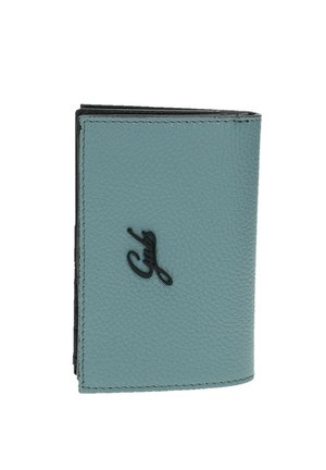 Portafoglio pieghevole in pelle strutturata azzurro chiaro con logo nero "Gus" centrato sul davanti e cuciture visibili lungo i bordi.