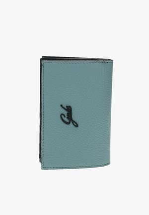 Portafoglio pieghevole in pelle strutturata azzurro chiaro con logo nero "Gus" centrato sul davanti e cuciture visibili lungo i bordi.