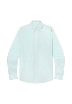 Lichtblauw en wit verticaal gestreept overhemd met lange mouwen, knopen, borstzak en puntige kraag, plat neergelegd.