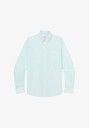 Hellblau-weiß vertikal gestreiftes Langarmhemd mit Knopfleiste, Brusttasche und spitzem Kragen, flachliegend.